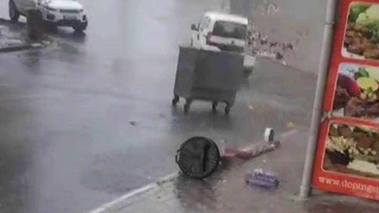 Lodosta çöp kutusu sokağı terk etti, mahalleli gülerek bakakaldı