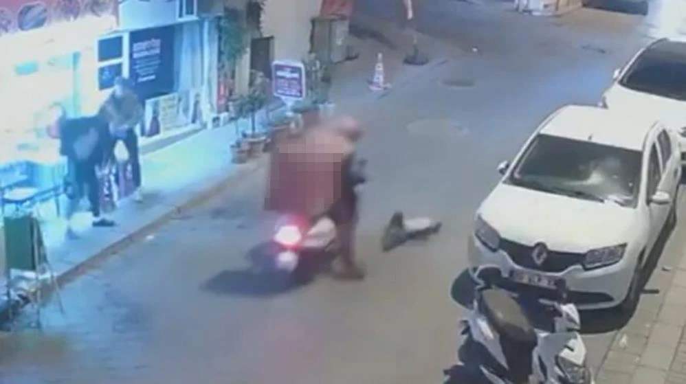 Motokurye terörü kamerada! Yok böyle rahatlık
