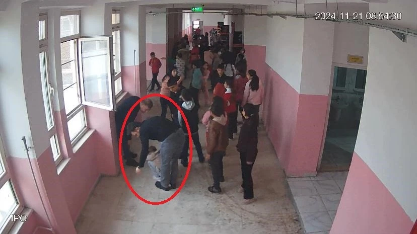 Boğulmak üzere olan öğrencinin imdadına öğretmeni yetişti!