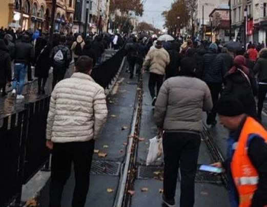 İstanbullunun ulaşım çilesi bitmiyor! Tramvay arızalanınca yürümek zorunda kalan vatandaşlar isyan etti