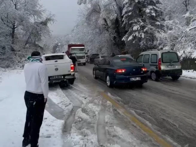 Bursa'da hayat durdu! Kar yağışı kenti felç etti