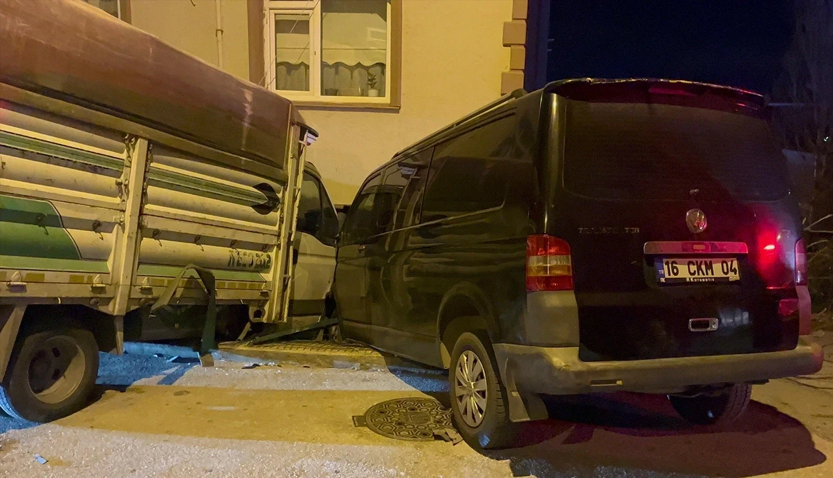İnanılmaz olay! Kamyonet ve minibüs evin salonuna daldı