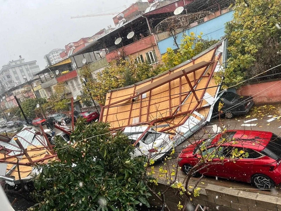 Kahramanmaraş’ta apartmanın çatısı böyle uçtu!