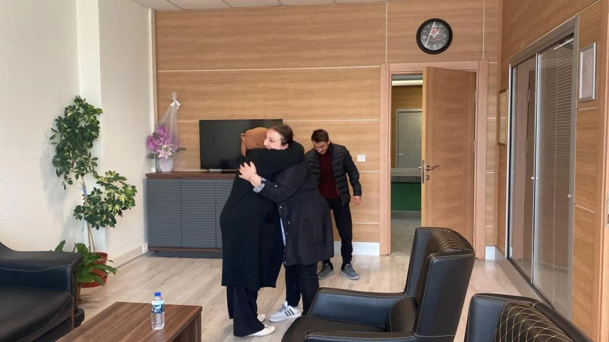 28 yıl sonra ağlatan kavuşma! Annesini ilk kez gördü sarılmaya doyamadı