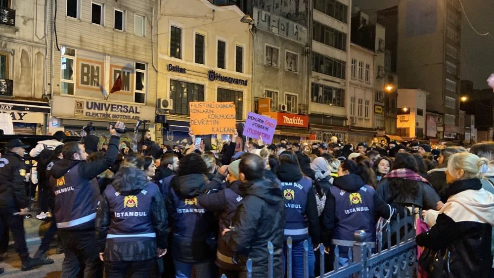 Taksim'de göstericilerden polise saldırı! Biber gazı ve boya sıktılar: Çok sayıda gözaltı var