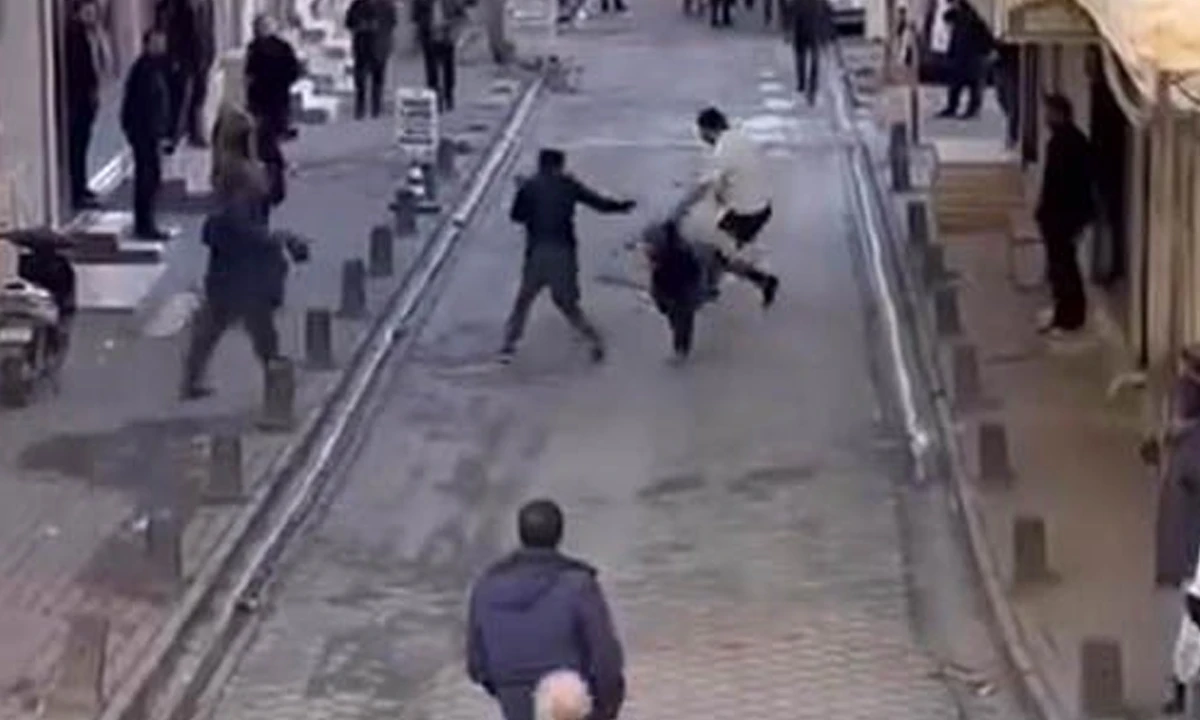 Sokak ortasında sopalı kavga kamerada!
