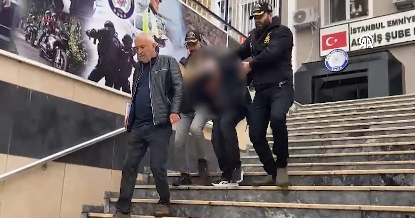 Kuyumcuyu darp edip 2.6 kilo altını çöp poşetine doldurdular!