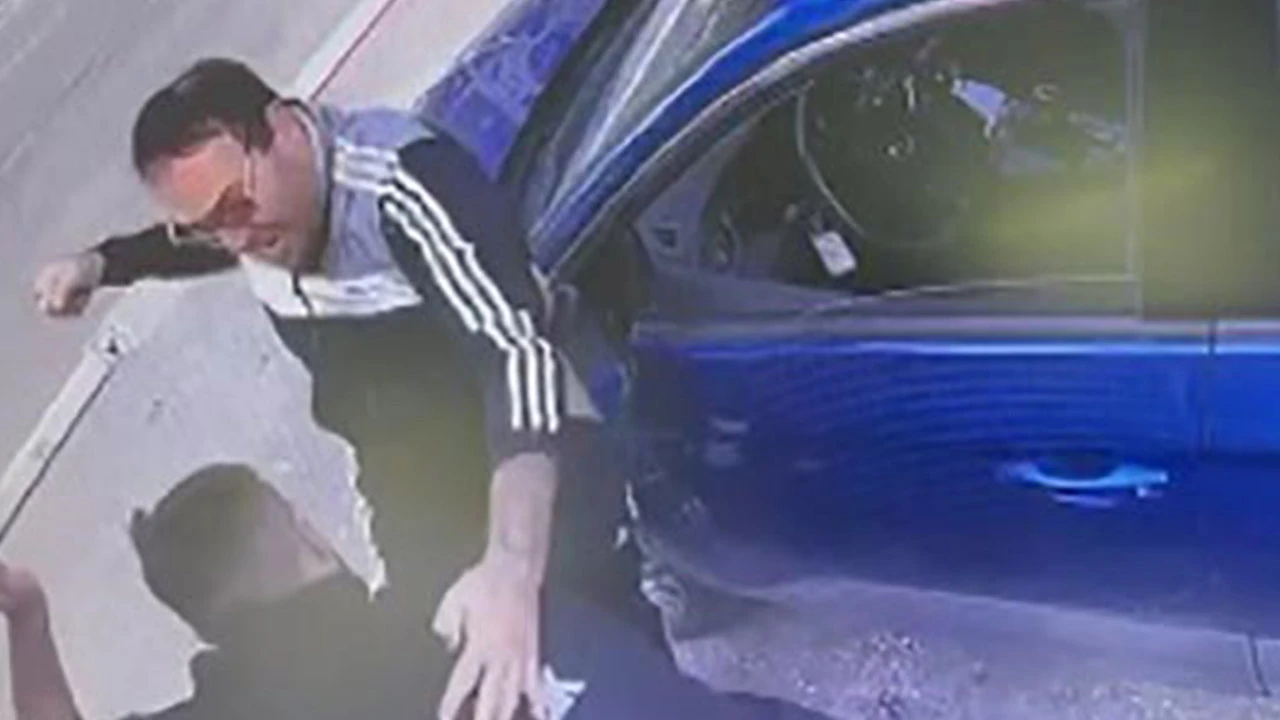 Doktor ve babasından AVM otoparkında 30 lira için gence saldırı! Kavga anı kameralara yansıdı