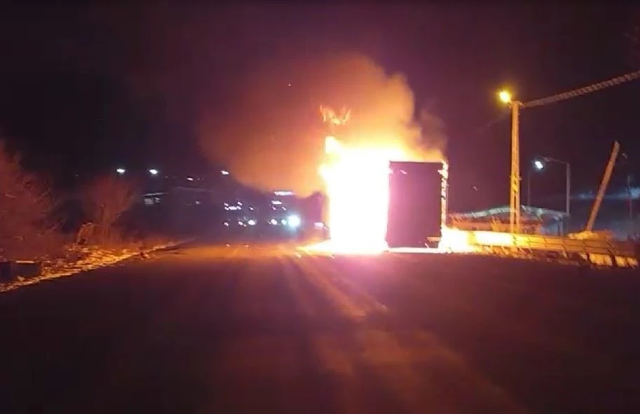 Ardahan’da tırın dorsesi alev aldı: Korku dolu anlar!