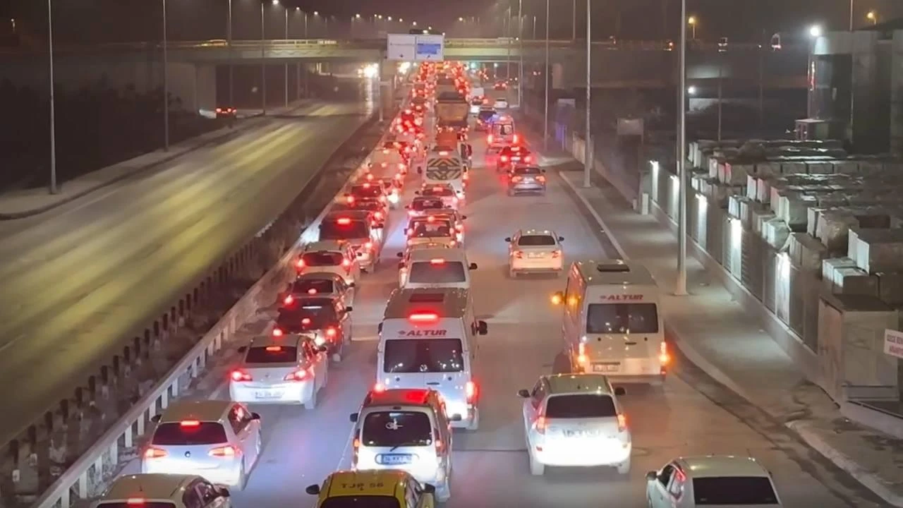 İstanbullunun trafik çilesi bitmiyor! Yol çalışması sürücüleri isyan ettirdi