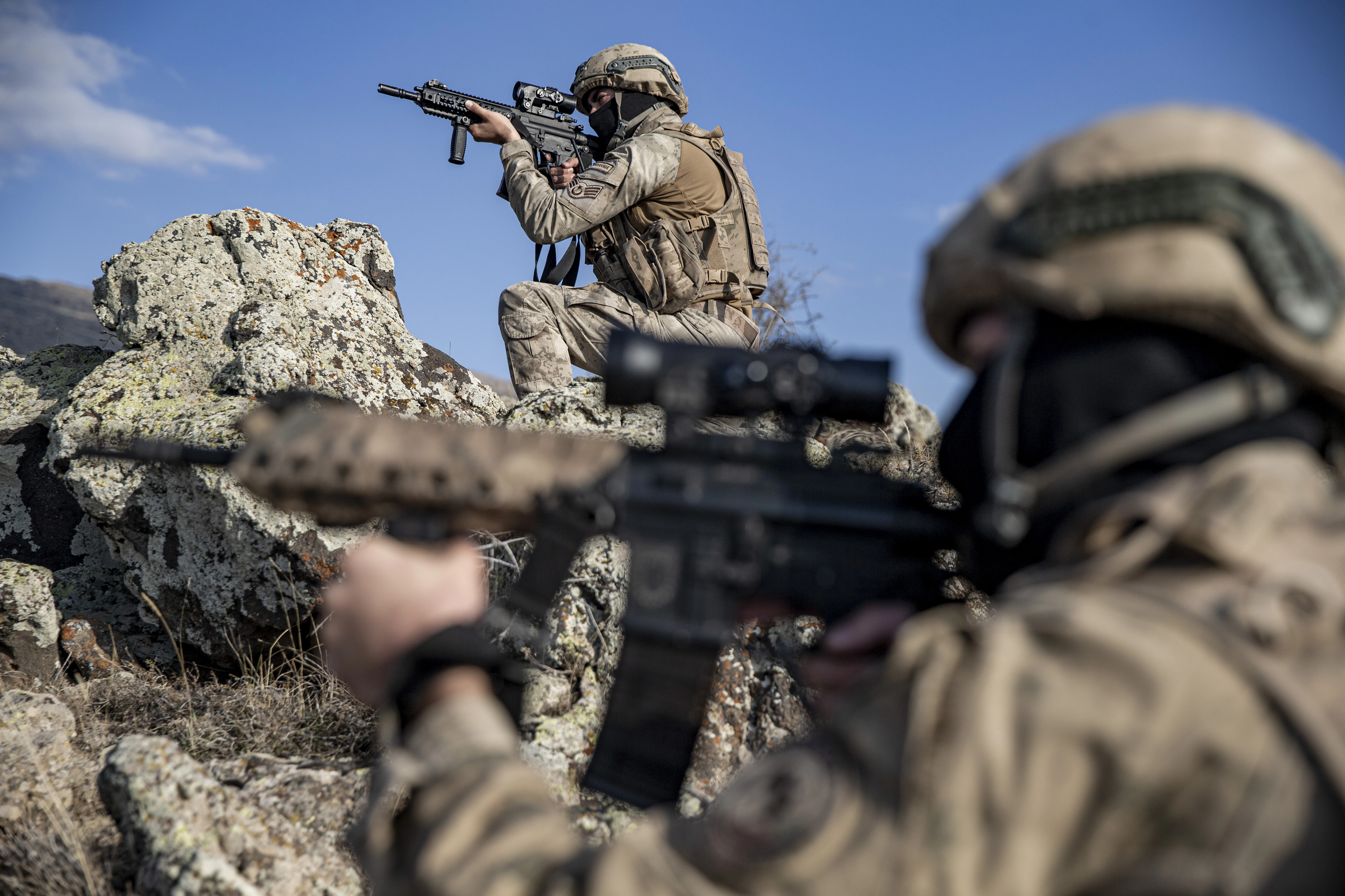 Mehmetçiğin nefesi teröristlerin ensesinde! 13 PKK'lı öldürüldü