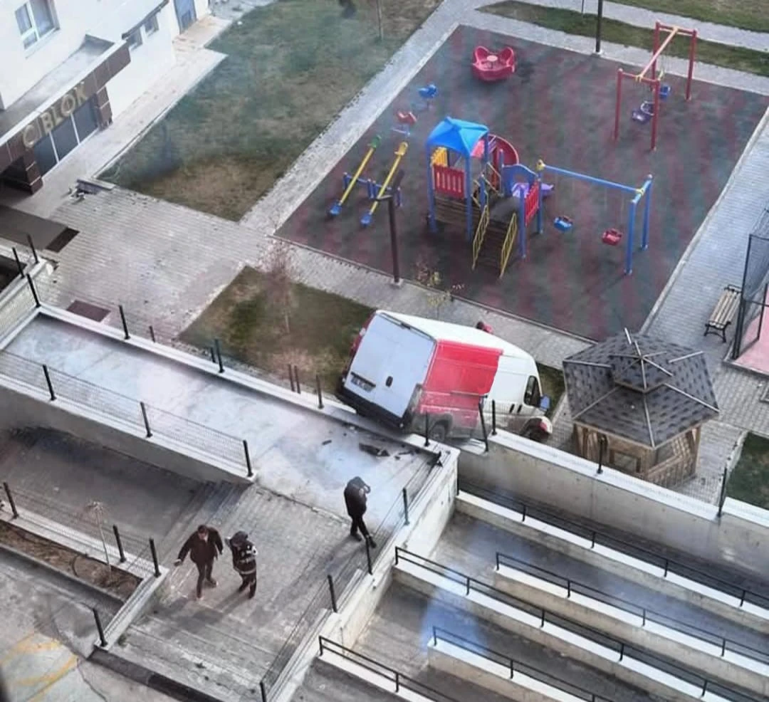 Çocuk parkında dehşeti yaşadılar! Kargo aracı parka uçtu