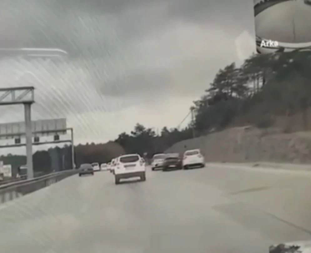 Trafik magandaları dehşet saçtı! Arkalarına bile bakmadan kaçtılar