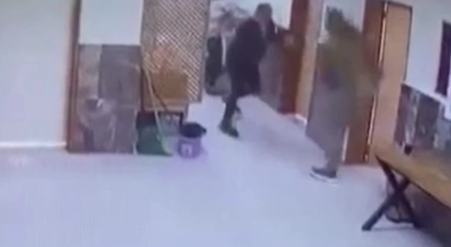 Öğretmenden pes dedirten hareket! Diğer öğretmenleri dövdürdü!