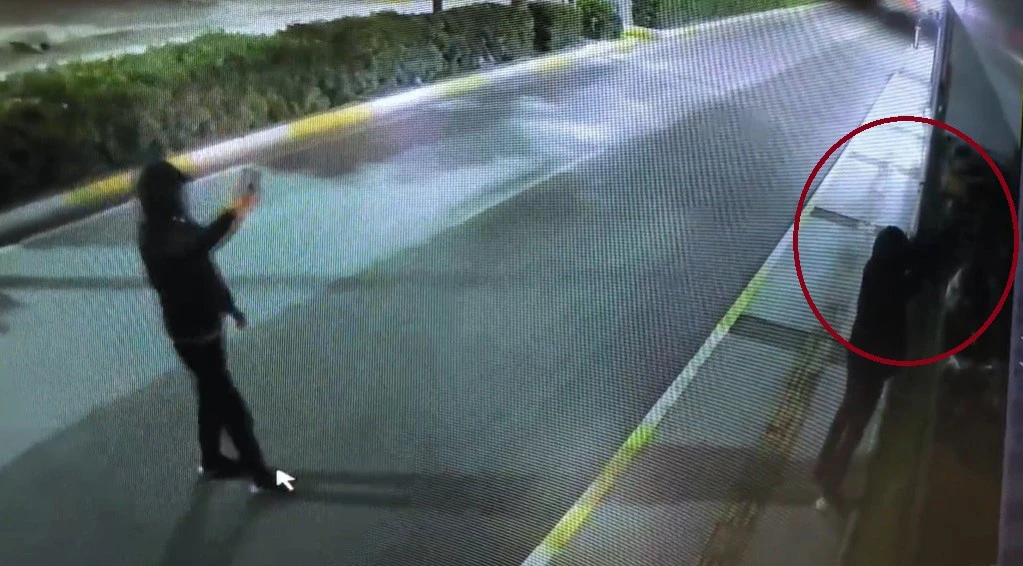 Çocukların iş yeri kurşunladığı anlar dehşete düşürdü! Biri kurşun yağdırdı diğeri video çekti