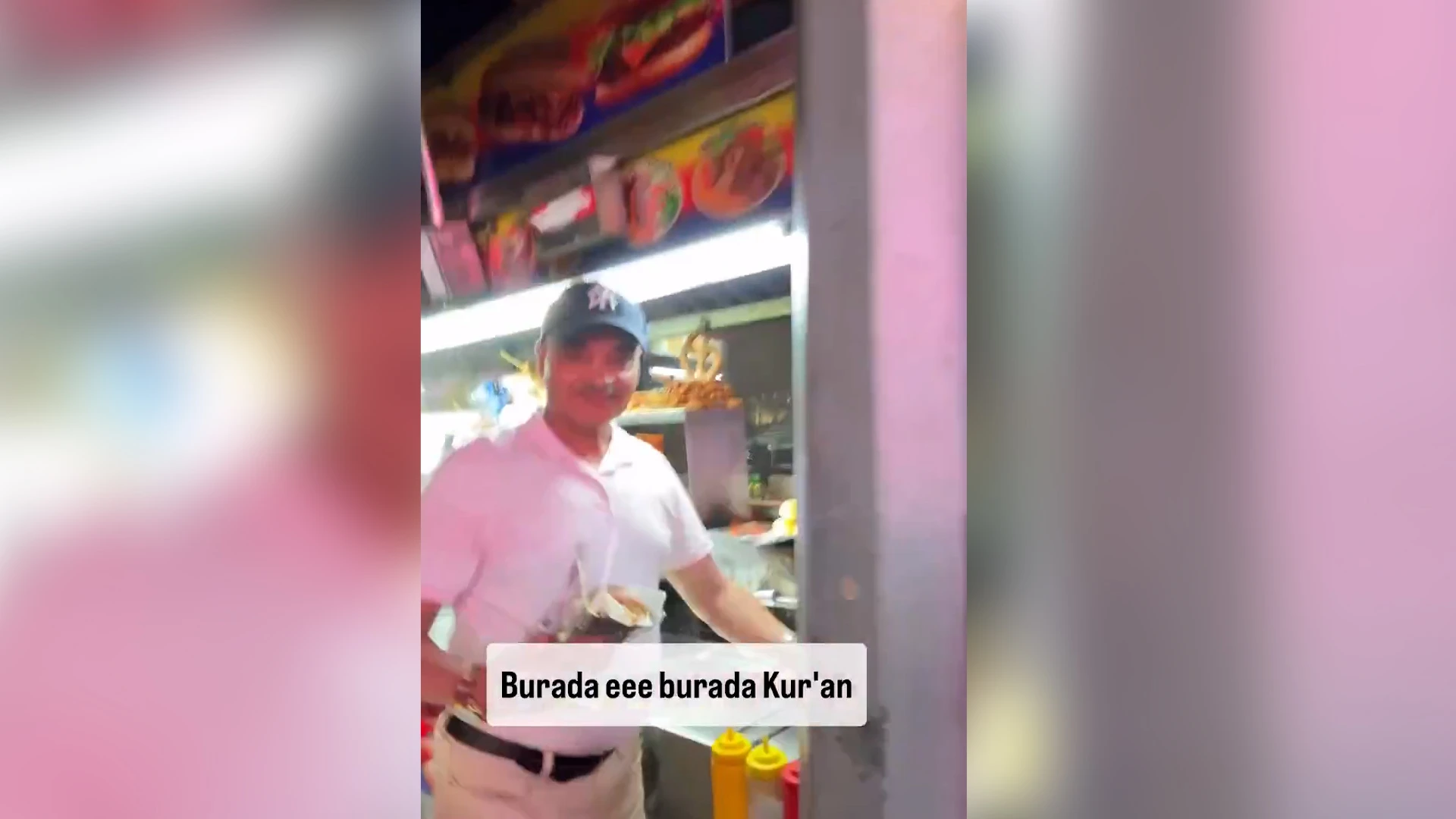 Times Meydanı'nda Kur'an -ı Kerim dinleten adam gündem oldu! Amerikan polisi her gün ceza yazıyor