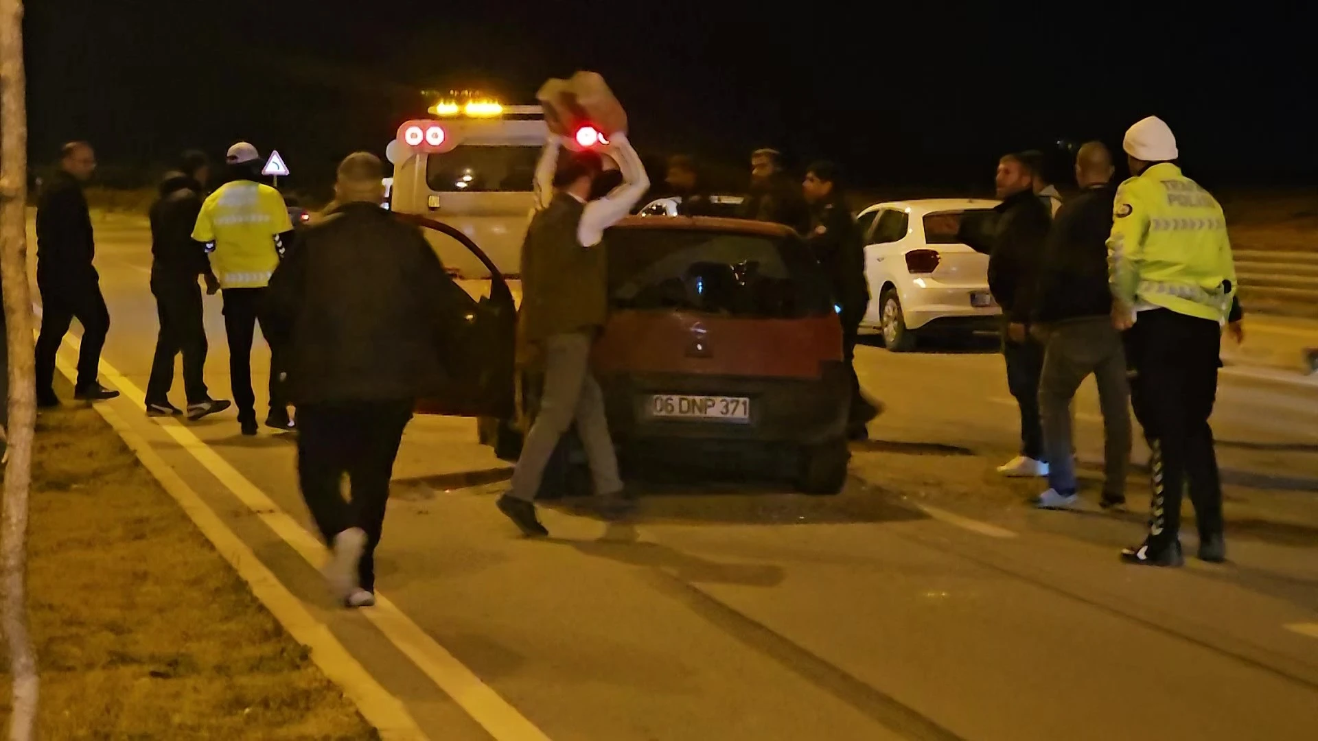 Motosikletli kazada can verdi, yakınları parke taşıyla çarpan aracı parçaladı