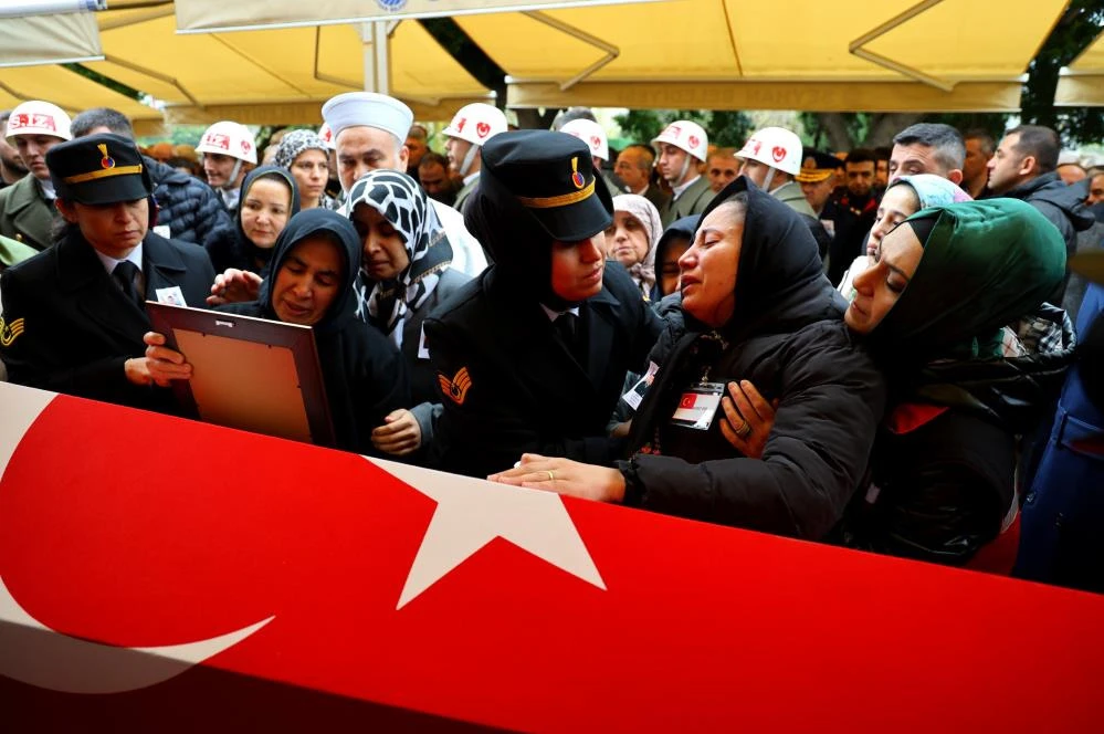 Son yolculuğuna uğurlanan şehidin feryatları yürekleri dağladı! 'Canım eşim, doyamadım'