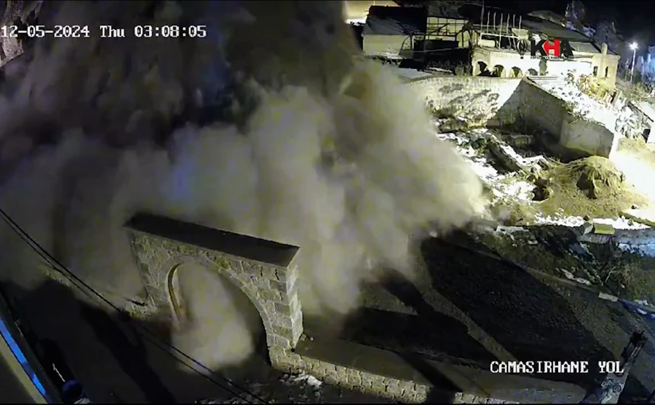 Kapadokya'da peribacası yıkıldı! Olay anı kamerada