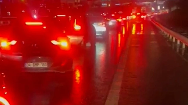 Trafikte 'pes' dedirten görüntüler! Defalarca çalan sirene rağmen ambulansa yol vermediler