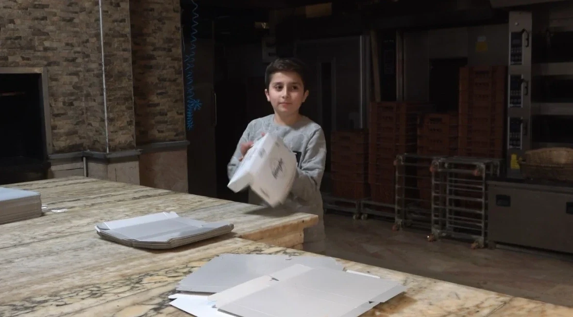 Şaşkına çeviren yetenek! Bakmadan 7 saniyede bir kutu katlıyor