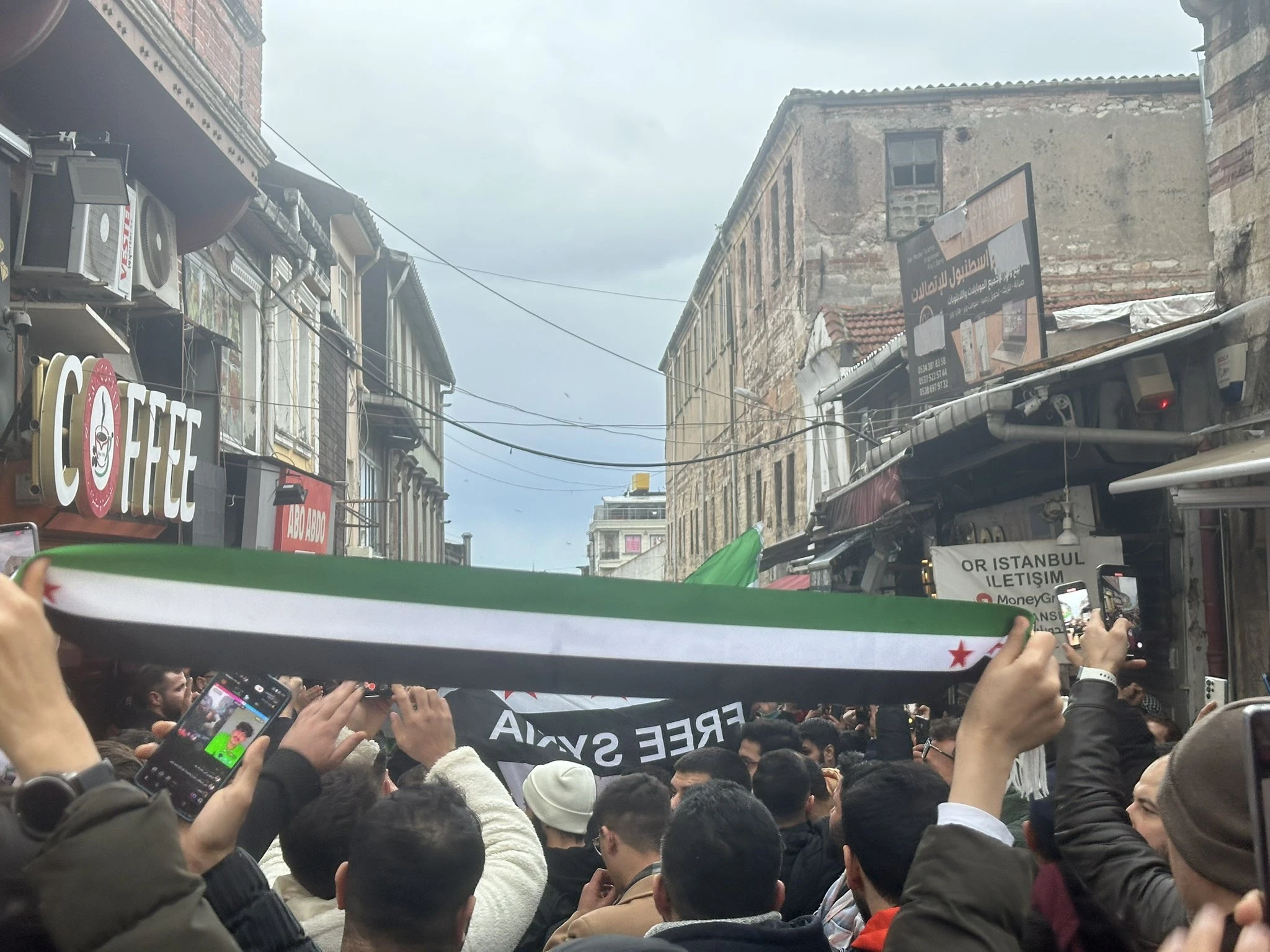 Anlık Fatih! Suriyeliler Esad'ın devrilmesini kutlamak için sokaklara döküldü