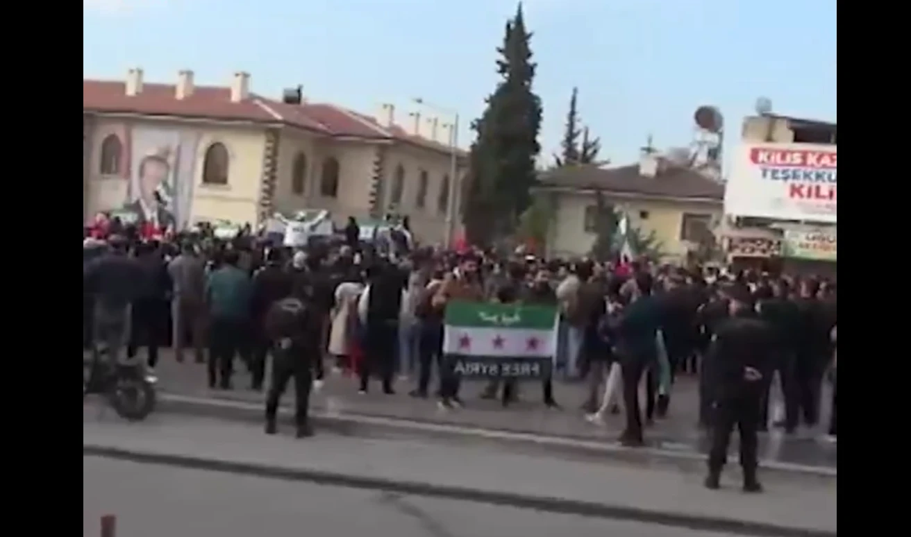 Kilis'teki Suriyeliler Esad'ın devrilişini coşkuyla kutladı!
