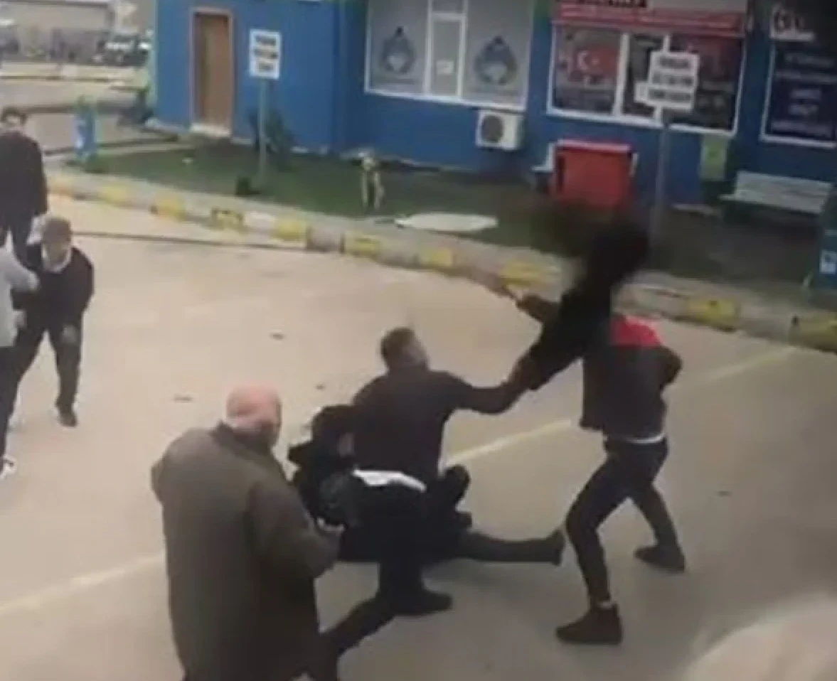 Otogarda dehşet anları! Bagaj kavgasında sürücü delirdi, yolcuları bıçakladı
