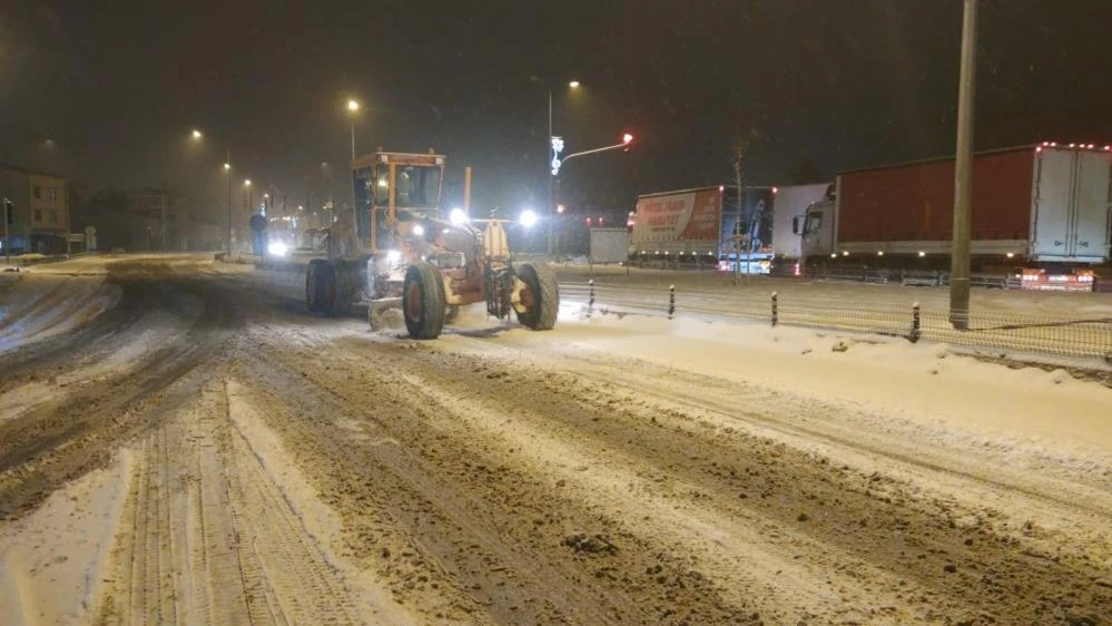 Kar trafiği durma noktasına getirdi!