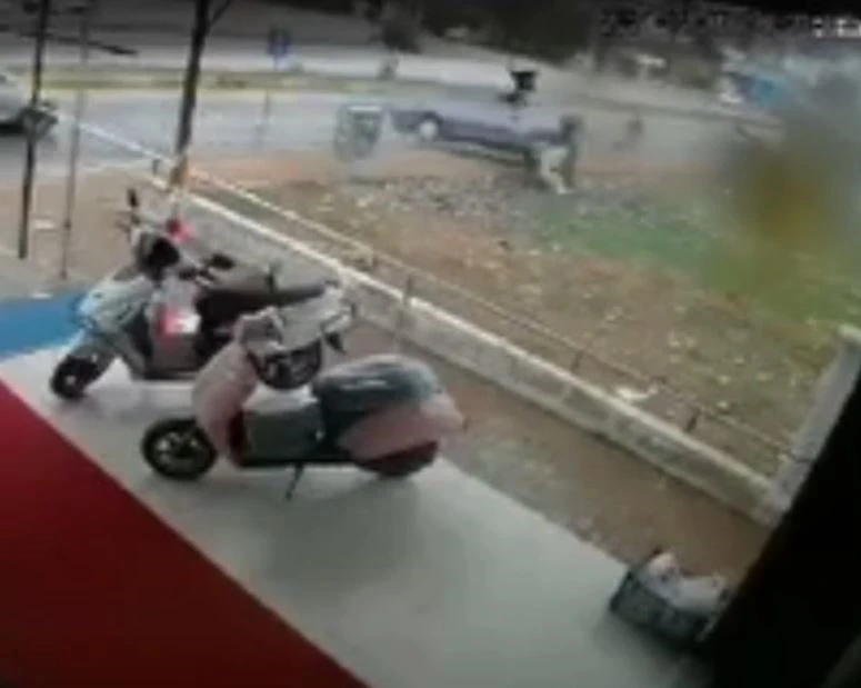 Kaldırıma çıktı, bebek arabasındaki bebeğe ve anneye çarptı!