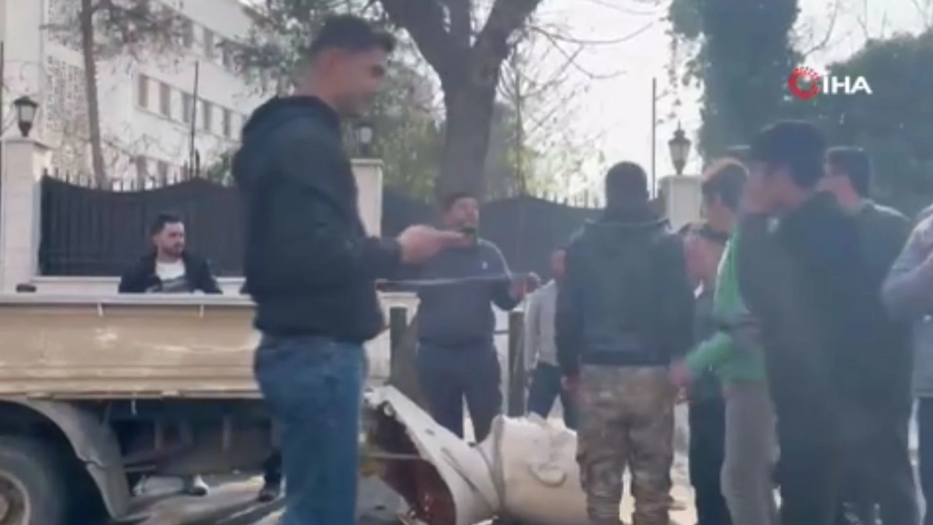 Beşar Esad'ın babası Hafız Esad'ın heykelini kamyonla sürüklediler