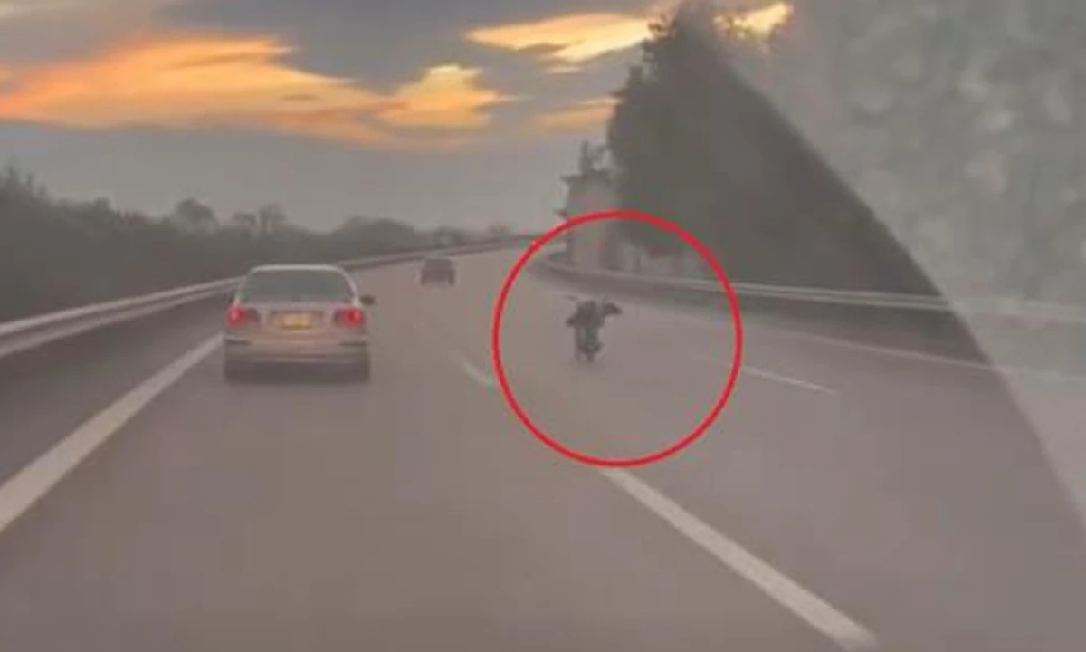 Ölümle dans kamerada! Otobanda motosikletini yatarak kullandı
