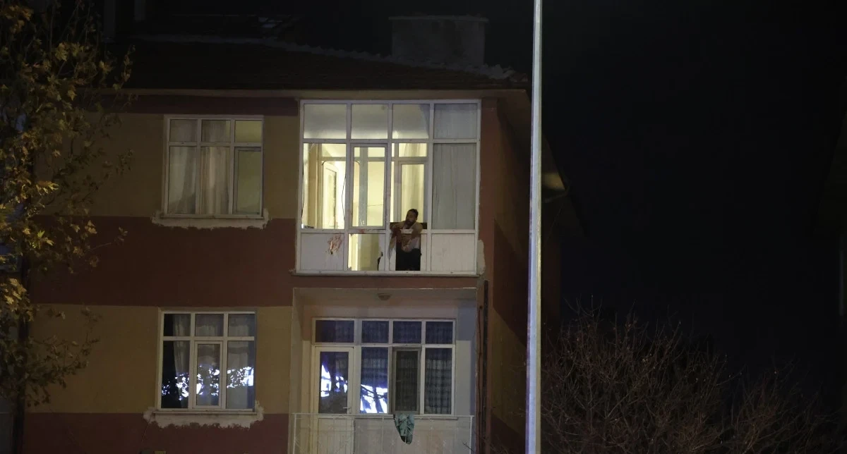 Bunalıma giren adam ortalığı birbirine kattı! Camları kırıp polislere fırça attı