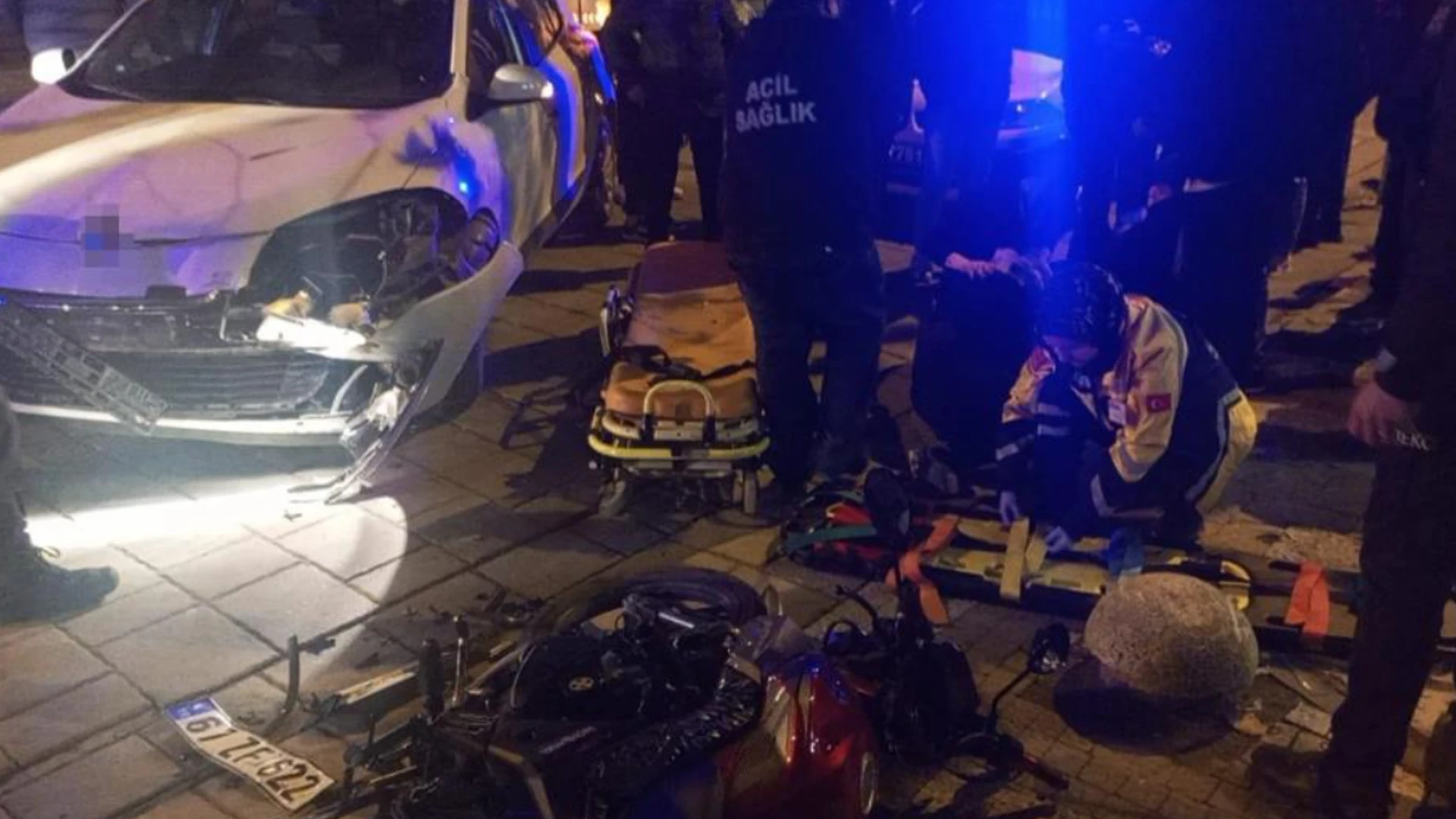 Otomobil ile motosikletin karıştığı kaza güvenlik kamerasına yansıdı!
