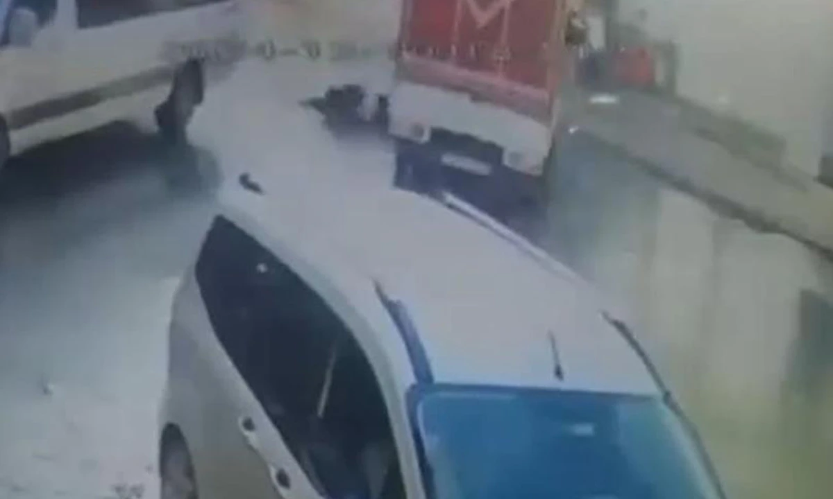 Yolun karşısına geçmek istemişti, kamyon üzerinden geçti