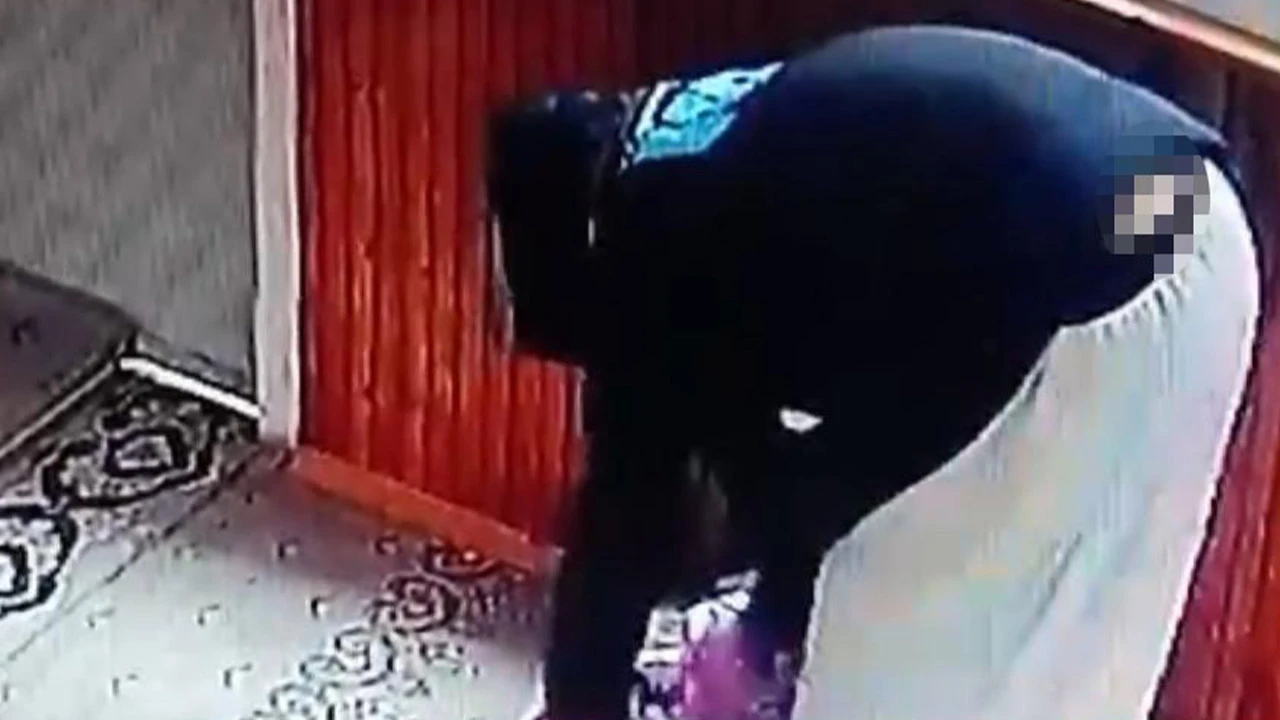 Gece camide kaldı, kadın kılığına girip hırsızlık yaptı