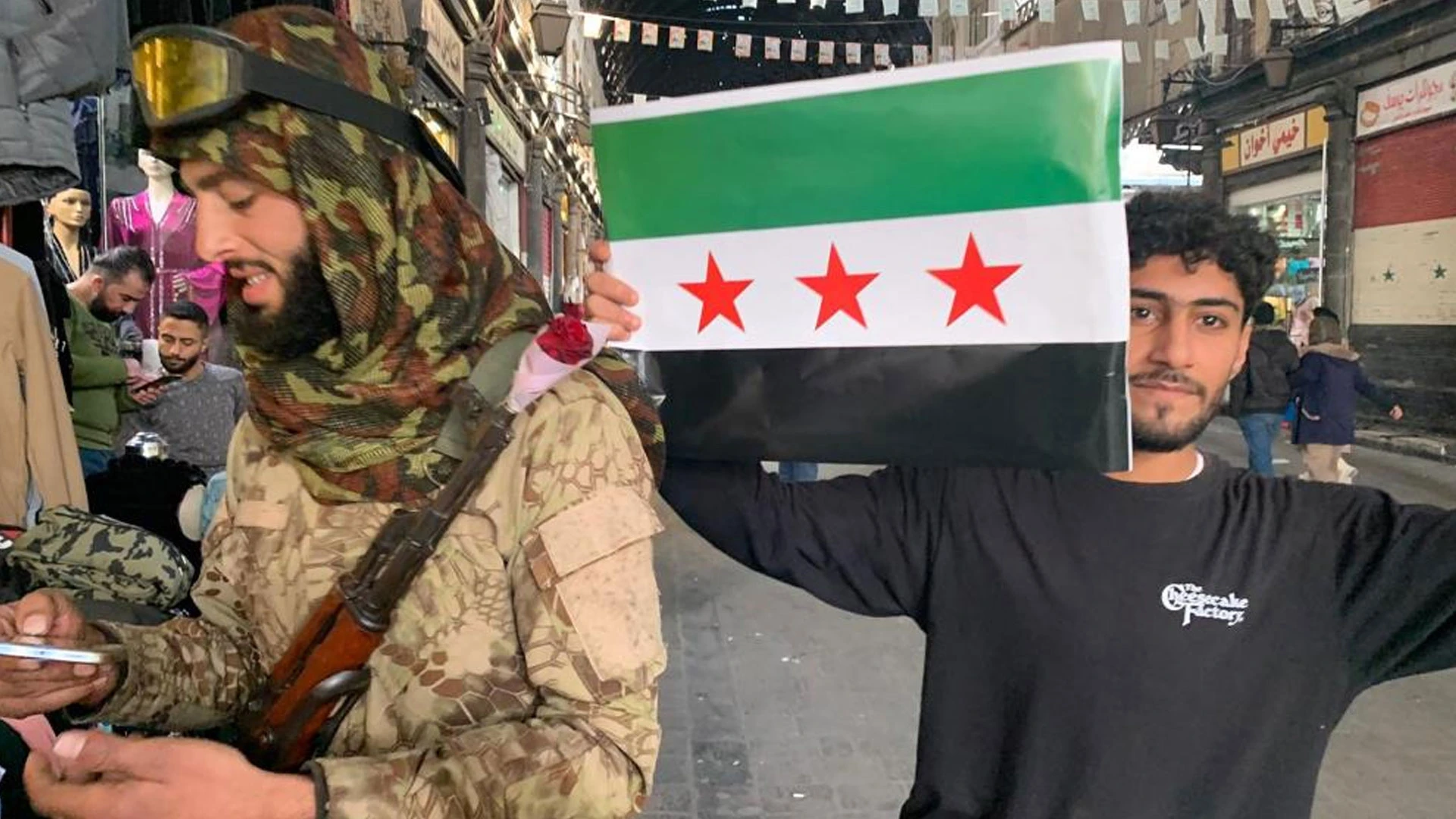 Suriye'de namlu uçlarındaki güllerle anlamlı mesaj