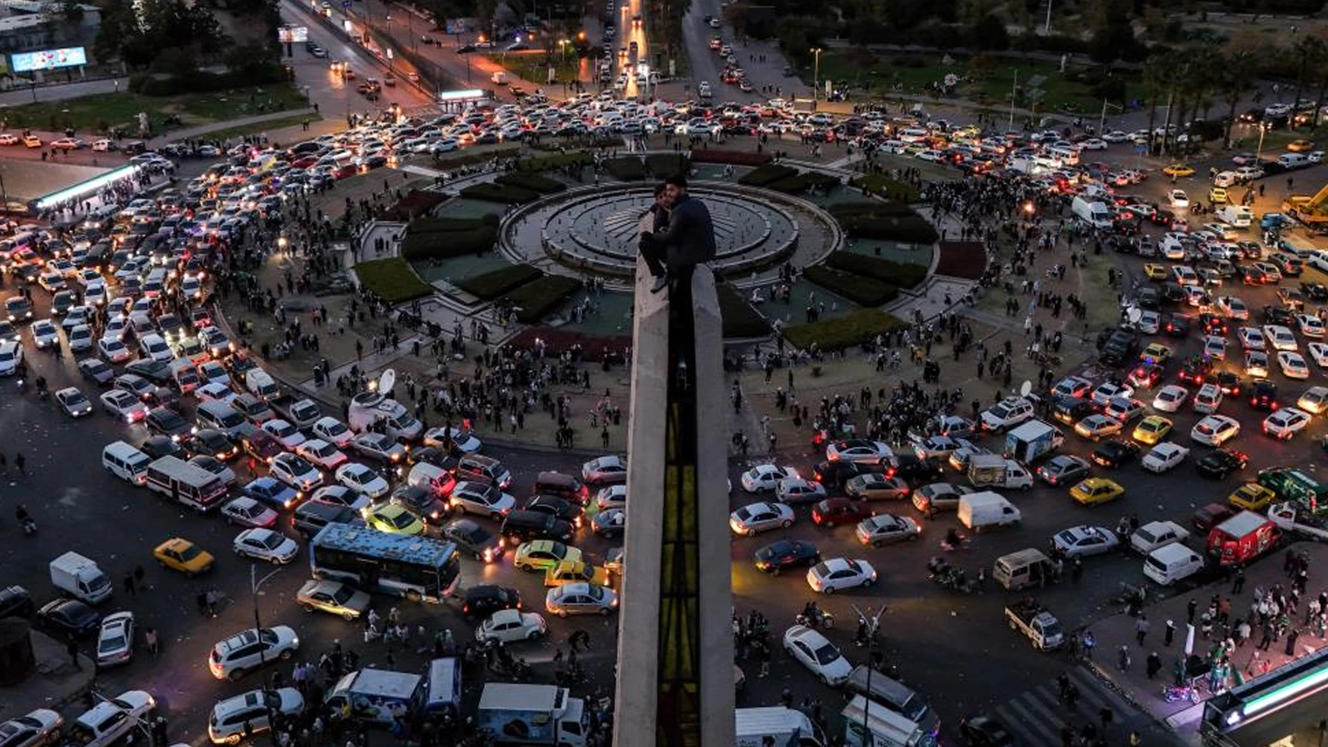 Emevi Meydanı'nda tarihi gün! Şam'da Esad sonrası ilk cuma sevinci kameralara yansıdı