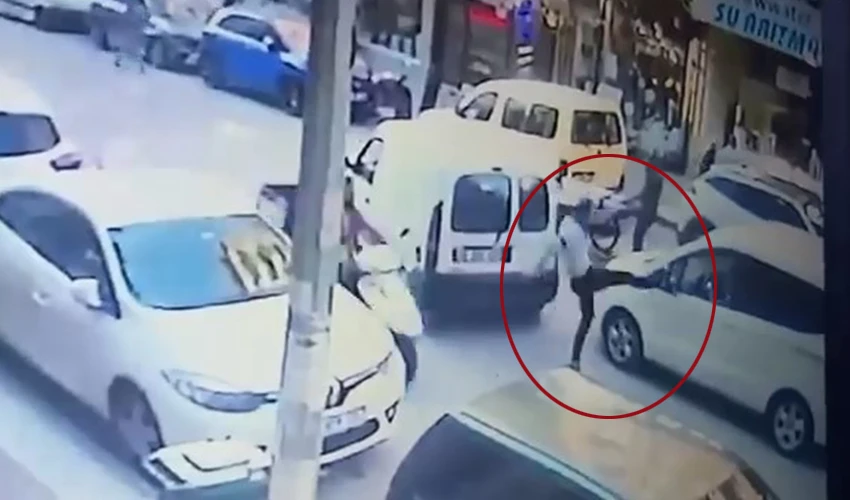 Kadın sürücünün önünü kesip dehşeti yaşattı