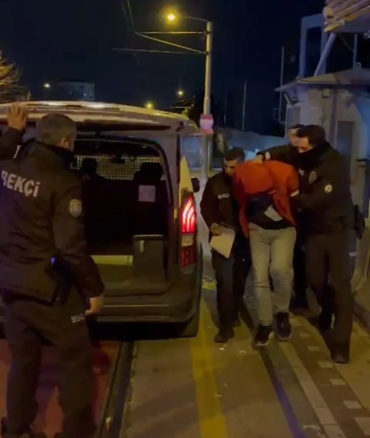 Bursa'da uyuşturucuyla yakalanan torbacı bekçilere "Beni yakmayın" diyerek yalvardı