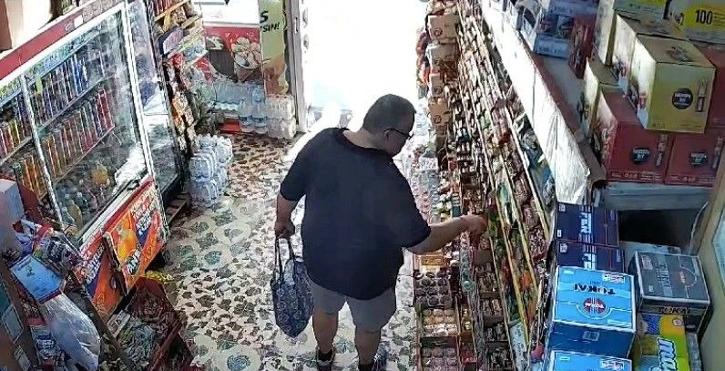 Namaz kılmasını fırsat bildi! Esnaftan Alman turist operasyonu