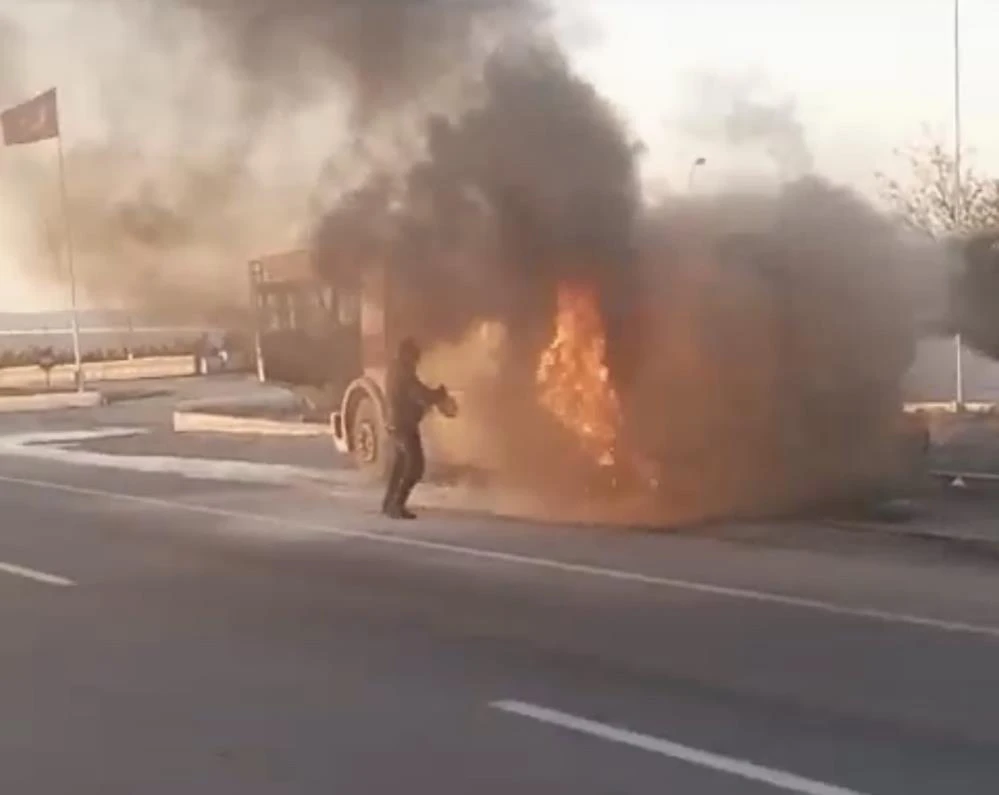 Süt tankeri alev alev yandı: Bidonlarla su taşıdılar!