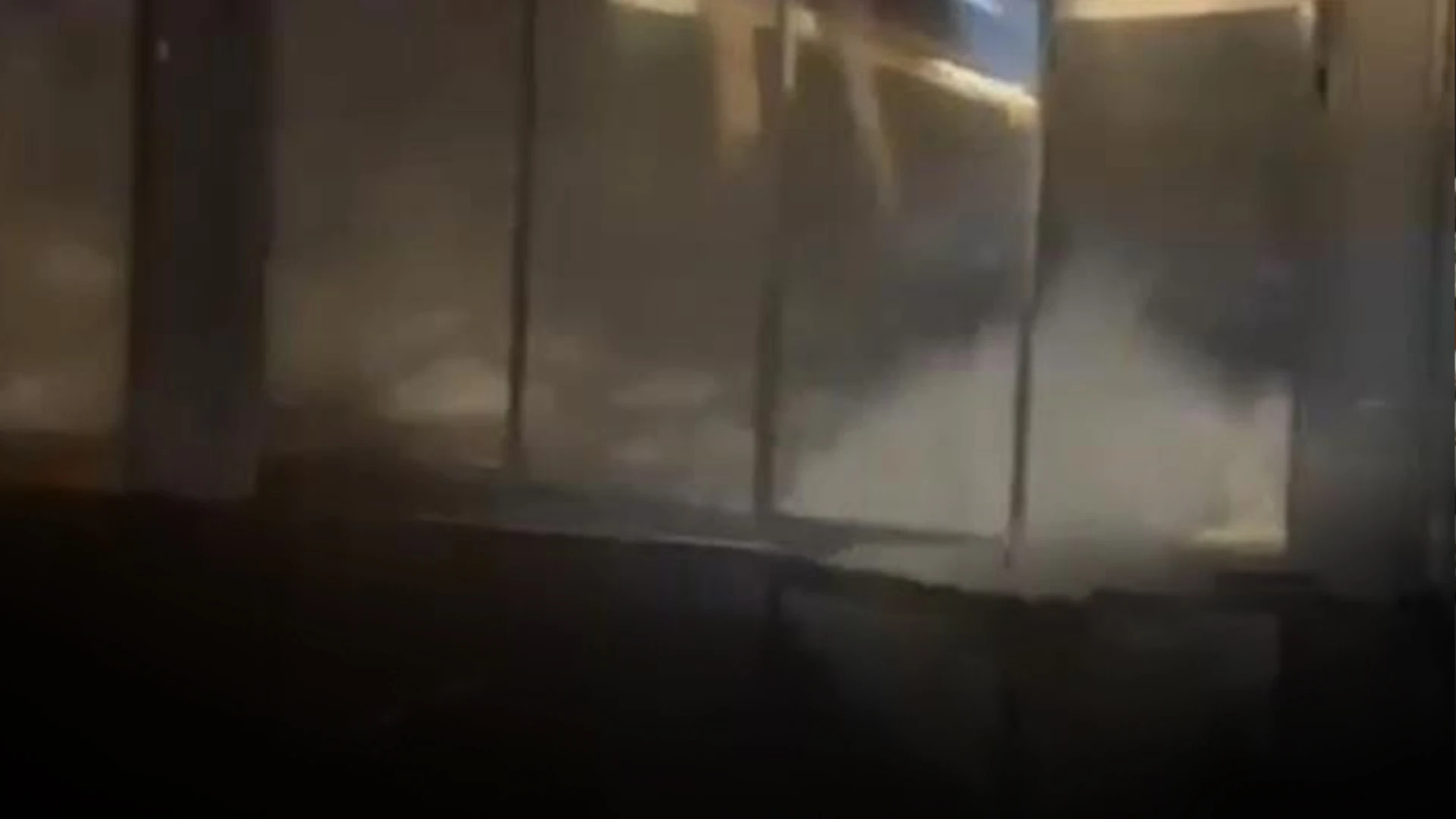 Çığlıklarla kaçıştılar! Fırtına camları yıktı geçti