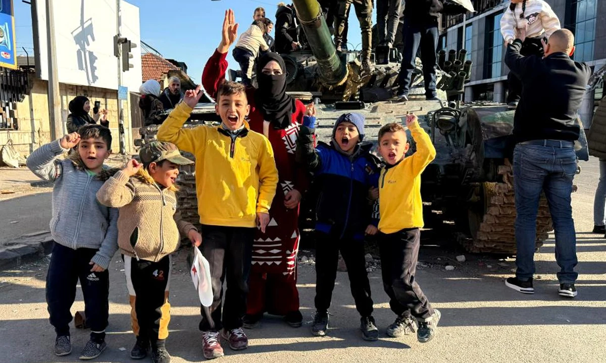 Beşar Esad'ın tankları oyuncak oldu! Çocuklar içine girip oyun oynadı