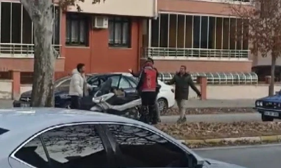 'Yol verme' kavgasında yumruklarla birbirlerine girdiler