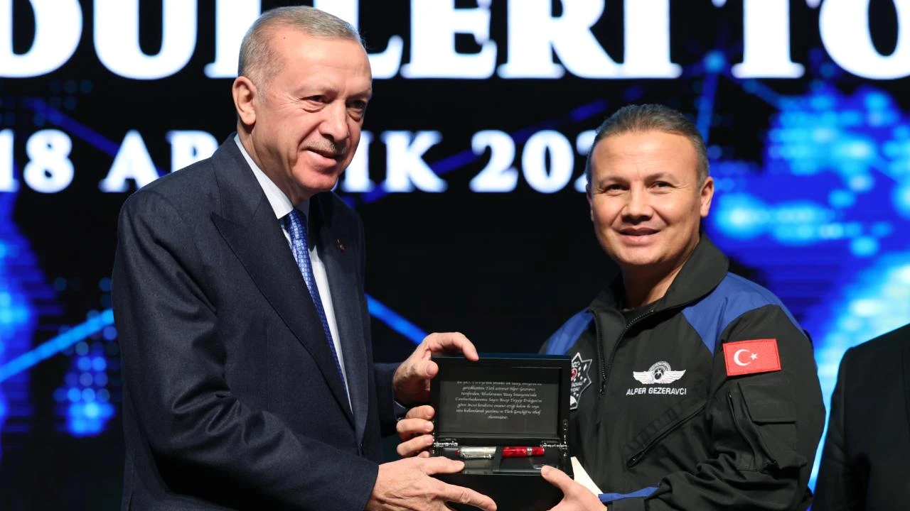 Alper Gezeravcı'dan büyük jest! Uzayda mektup yazdığı kalemi hediye etti