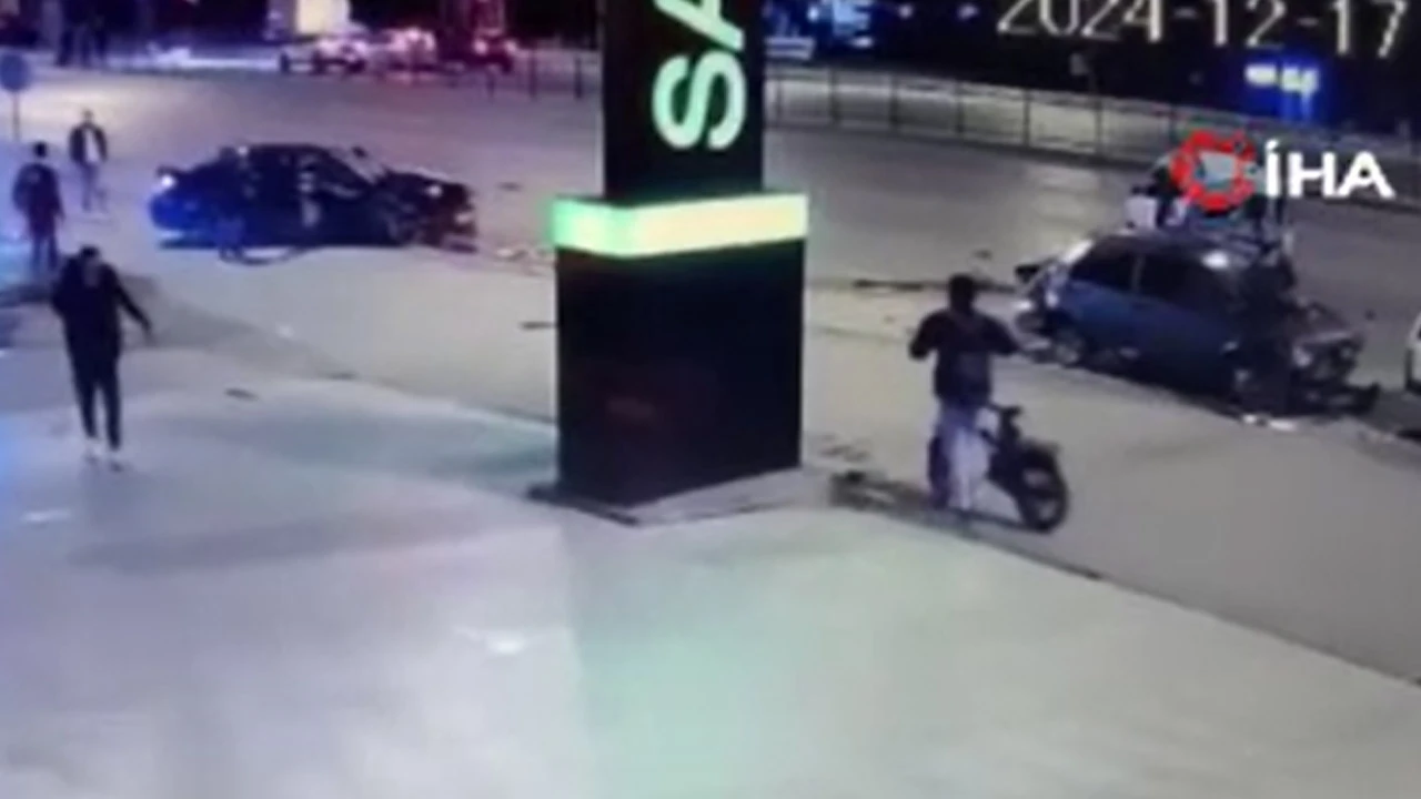 Kırmızı ışık ihlali sonucu feci kaza! 4 araç birbirine girdi, ortalık savaş alanına döndü