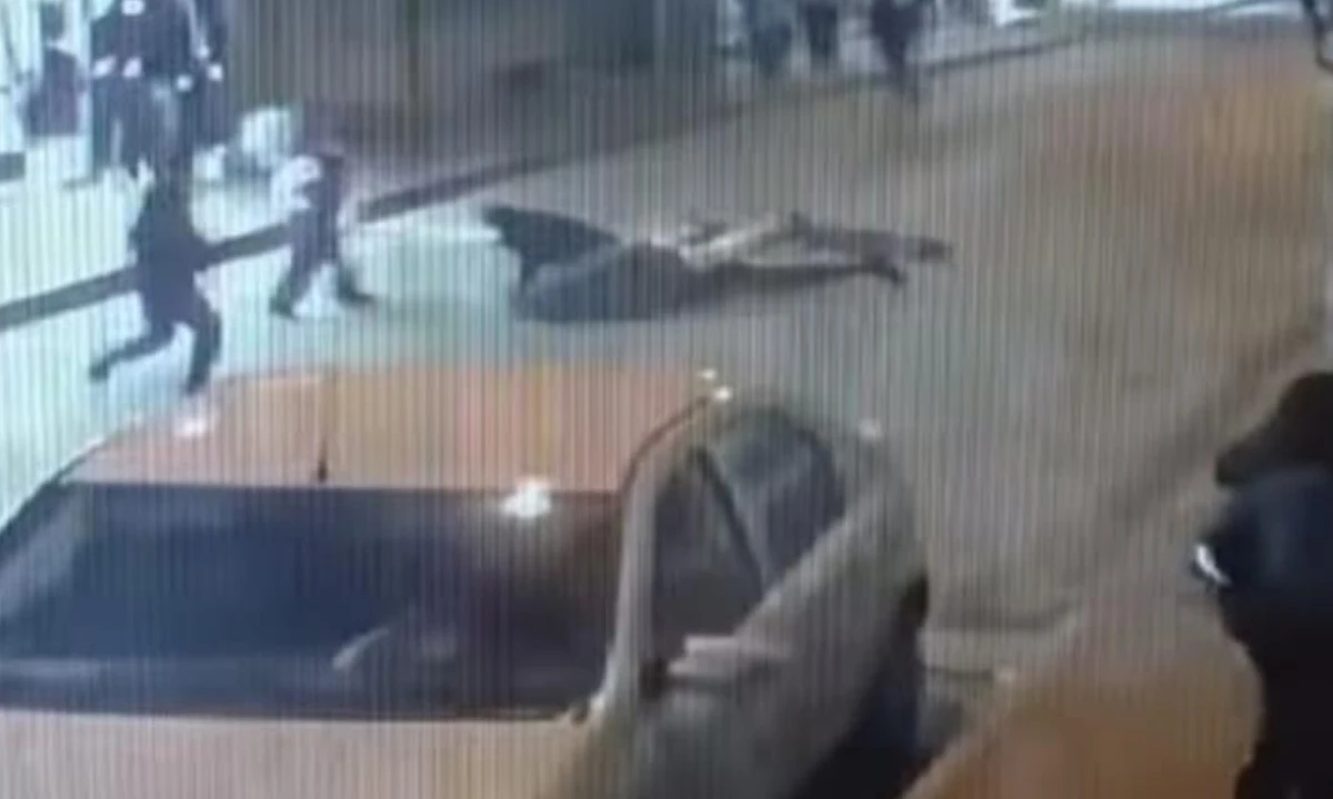 Scootera 4 kişi bindiler, yere yapıştılar