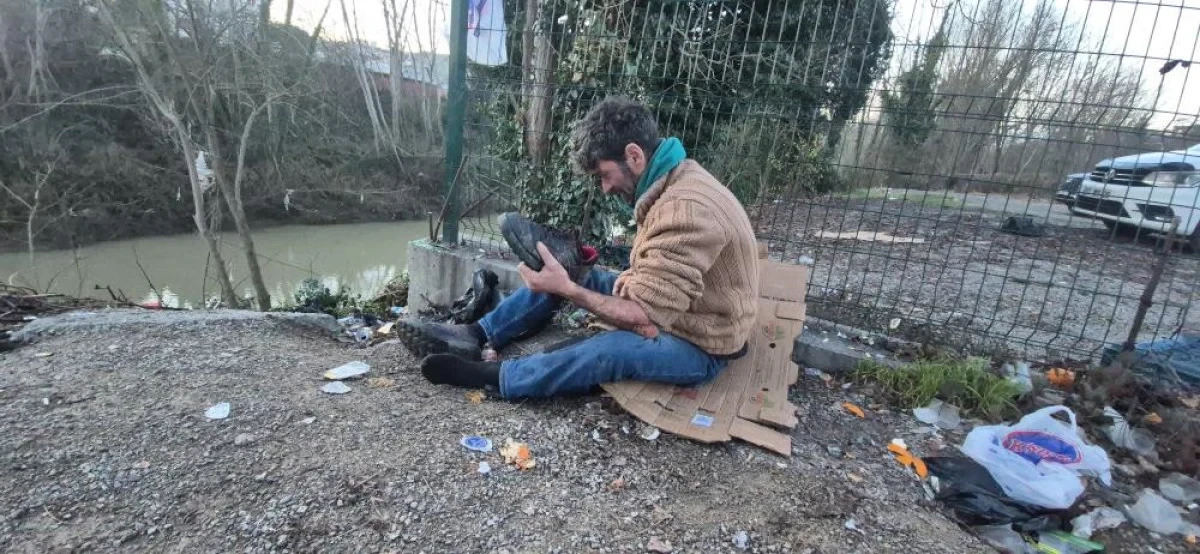 'Eyvah Hakan' yine ortalığı karıştırdı! Alkolün etkisiyle ayakkabısını telefon sandı
