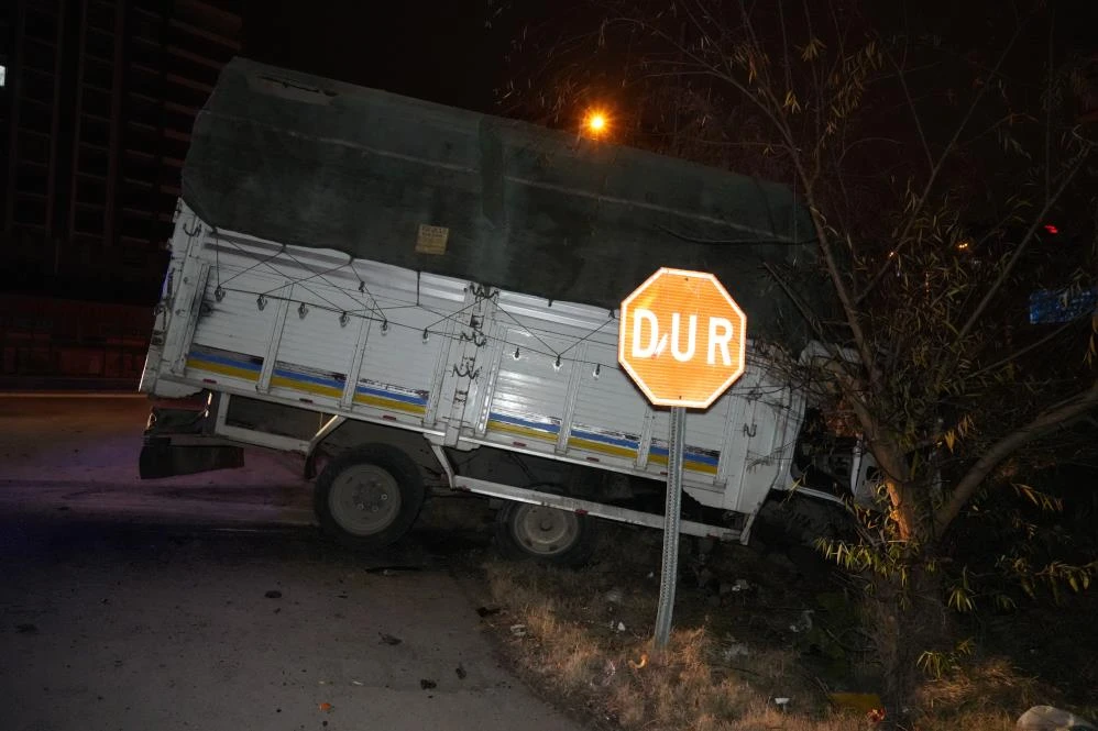 Kamyonetiyle kaza yaptı yaralı arkadaşını da bırakıp kaçtı
